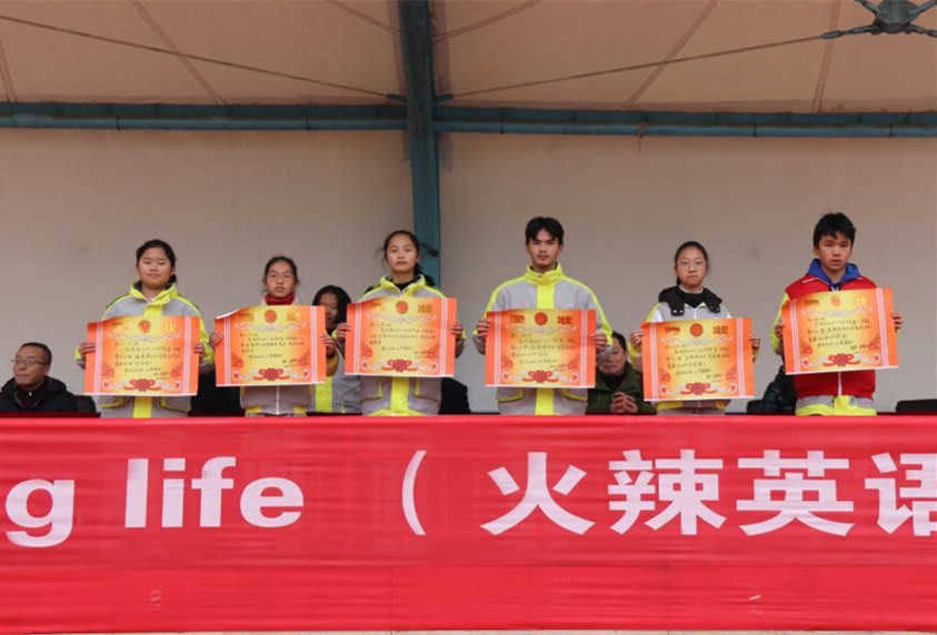 图为初二优胜班级合影 图为初二优胜班级合影