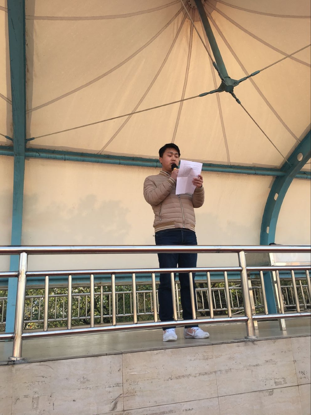 争做小雷锋,八中在行动